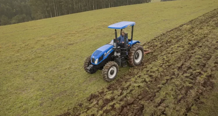 Empresa produz em fábrica de Curitiba e lança o primeiro trator agrícola acessível do mundo